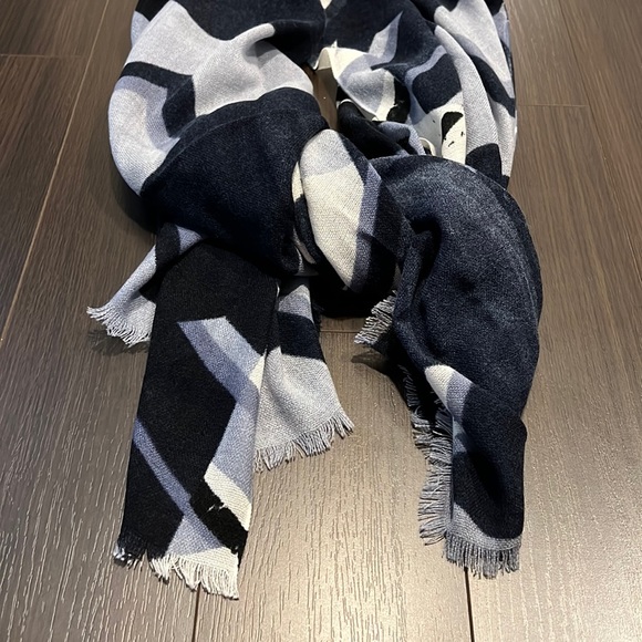 Blue/White Printed Scarf, 100% Acrylic - Picture 3 of 10